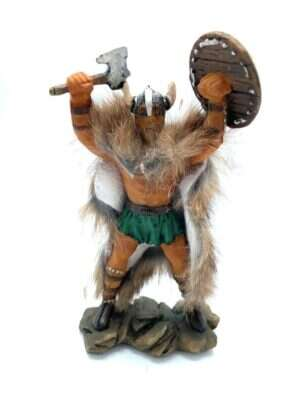 Viking krigare handmålad figur yxa och sköld