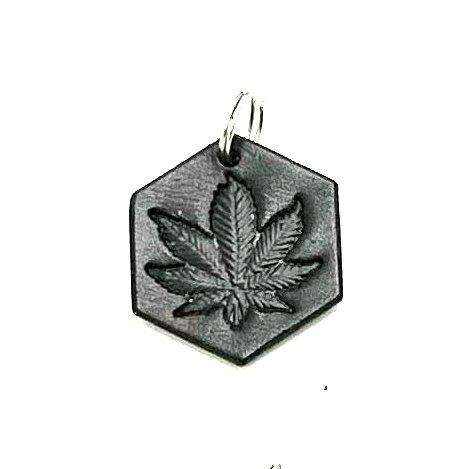 Handgjort hänge av svenskt tärnsjö läder med Ganja