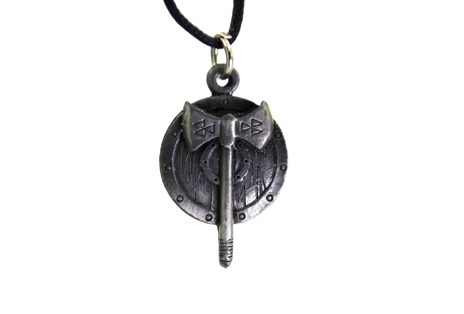 Smycke med viking yxa över sköld