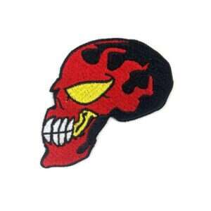 Dödskalle röd tygmärke