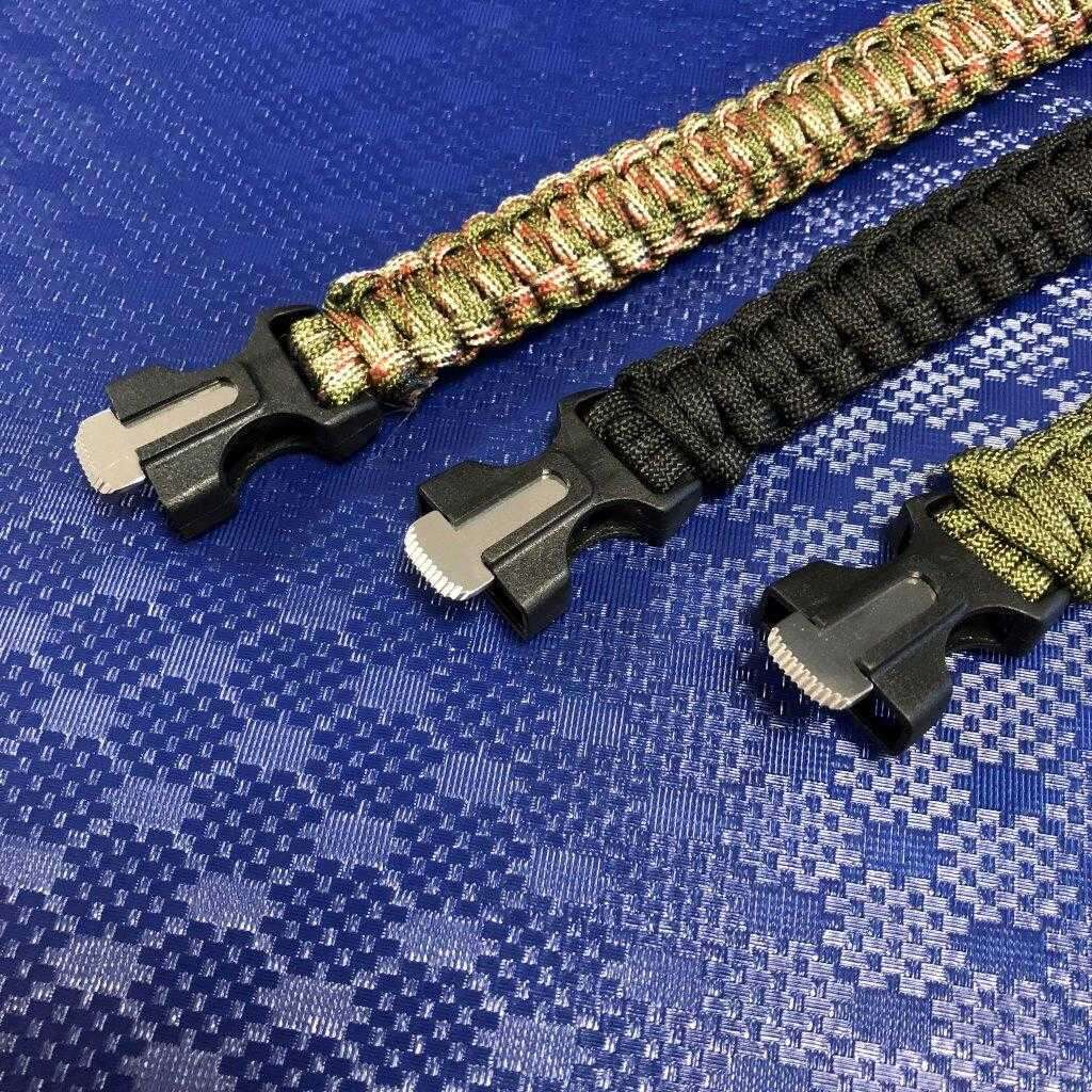 Armband av Paracord tändstål och vissla - svart