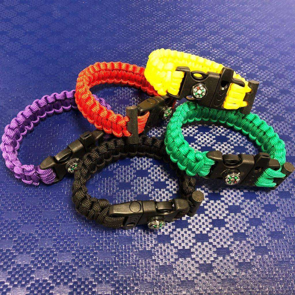 Armband av Paracord tändstål kompass, och vissla