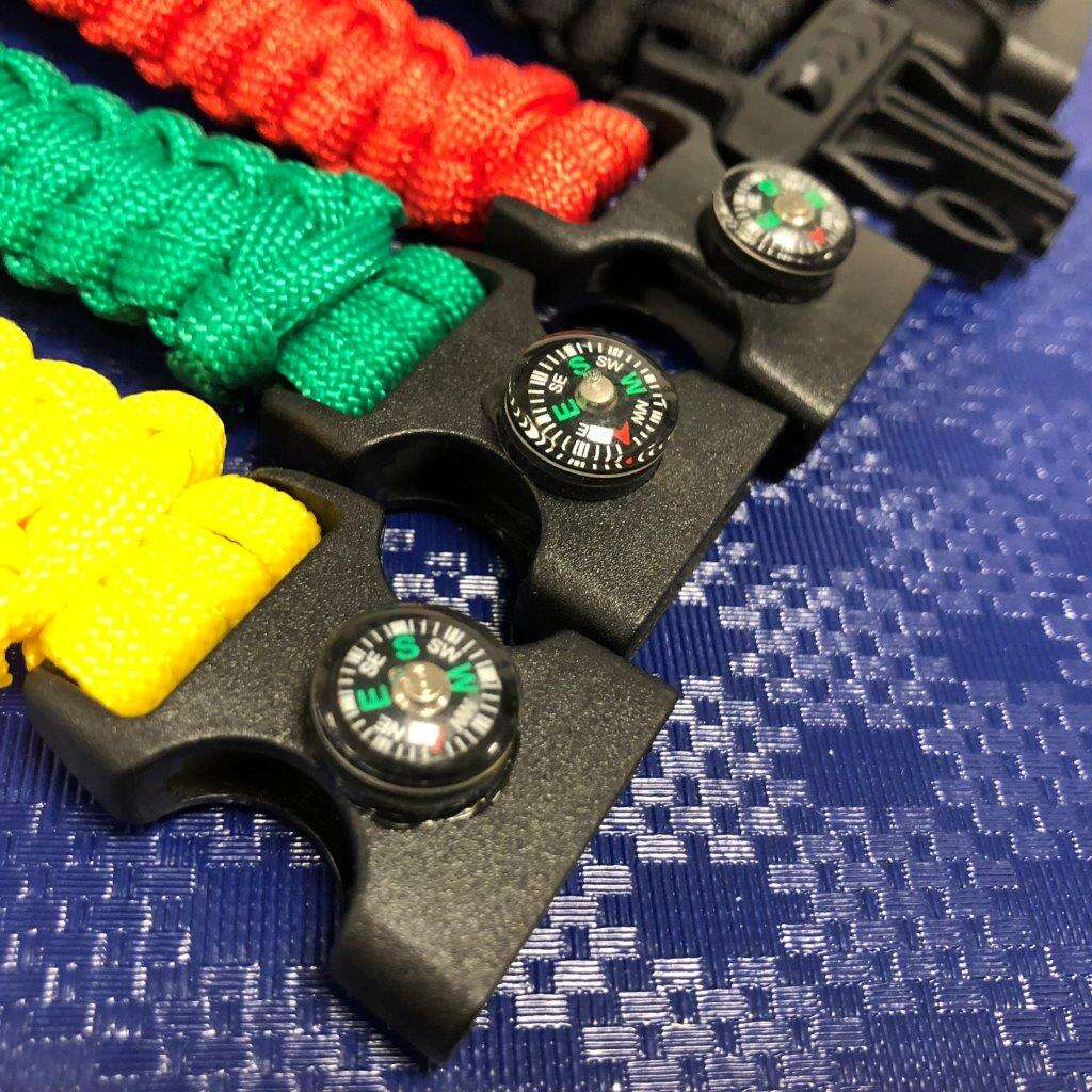 Armband av Paracord tändstål kompass, och vissla