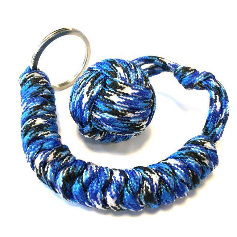 Paracord MonkeyFist / Apnäve - nyckelring blå/svart/vit