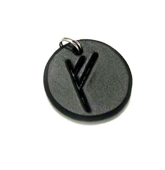 Handgjort hänge av svenskt tärnsjö läder med runa 3 Handmade pendant with nordic rune made of swedish leather